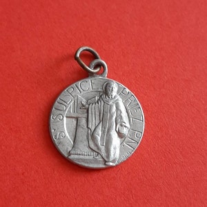 Pingente de medalha de alumínio francês floral católico religioso vintage de São Sulpício, amuleto de São Sulpício, assinado Penin