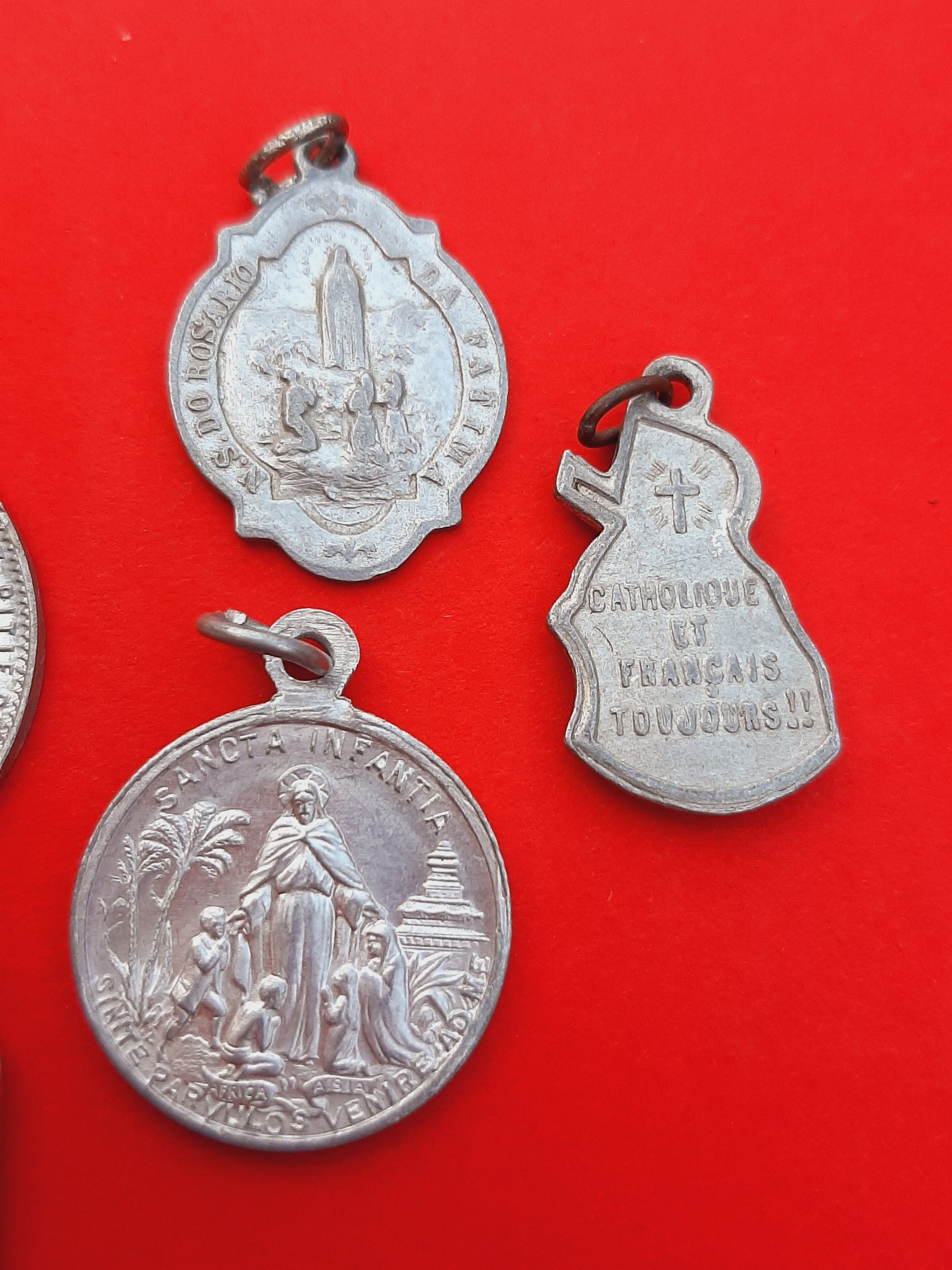 Una collezione di pendenti religiosi