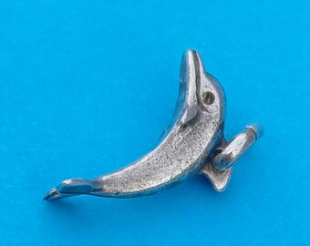 ヴィンテージシルバーの刻印入りイルカチャーム、詳細なイルカチャーム