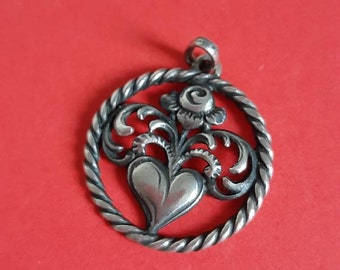 Fascino pendente vintage floreale traforato con marcatura in argento di una rosa e un cuore, fascino pendente bavarese, fascino dell'Oktoberfest