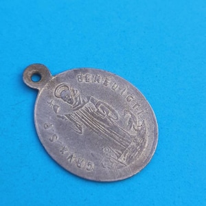 Pendentif antique de médaille plaquée argent catholique religieux de Saint Benoît, Saint Benoit, Saint Benedictus, Saint Benoît, médaille Saint Benedicti