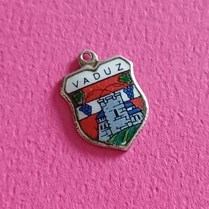 Vintage-Reiseschild-Anhänger aus Silber mit Punze und Emaille von Vaduz Liechtenstein, Souvenir Liechtenstein, Heraldik Valduz, Wappen Valduz