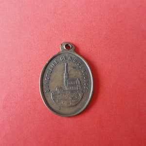 Ciondolo religioso molto raro in rame antico, unico, con medaglia cattolica francese di Lourdes, firmato nel 1858