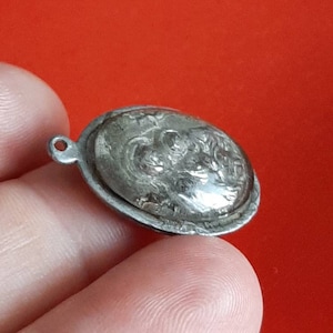 Antiguo ovalado francés muy raro medalla colgante de aluminio Nuestra Señora del Perpetuo Socorro y Jesucristo Sagrado Corazón