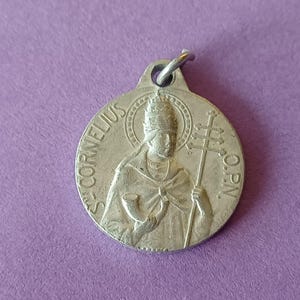 Vintage religiöser katholischer Aluminium-Medaillenanhänger des Heiligen Cornelius, Papstmedaille St. Corneille