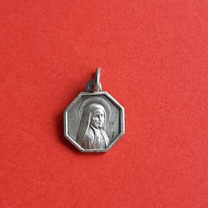 vintage religieux catholique Français pendentif médaille plaqué argent de Sainte Bernadette, charme de Lourdes France