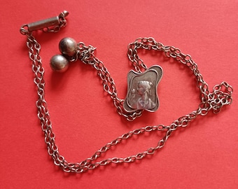 Antica chatelaine olandese in argento stile Art Nouveau con motivi floreali, catena in argento punzonato con sfere d'argento, statua di donna con chatelaine a tulipano
