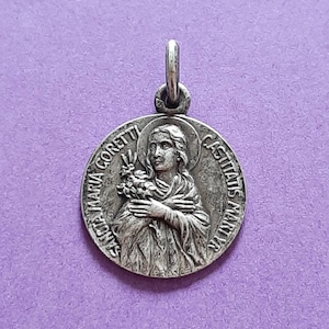 Vintage religioso católico plateado y grabado medalla colgante de Santa María Goretti, encanto de Santa María Goretti