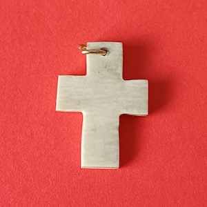 Op de afbeelding: Een set van drie keramische mokken met een gespikkelde, matte afwerking. De mokken zijn in de kleuren crème, lichtgrijs en donkergrijs. Elke mok heeft een eenvoudig, minimalistisch ontwerp en een afgeronde handgreep.