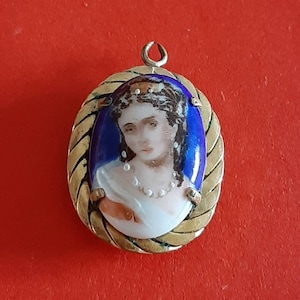 Médaillon plaqué or antique avec portrait peint à la main d’une dame, charme en porcelaine ancienne d’une statue de femme, médaillon coloré antique