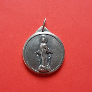 Vintage französischer versilberter Anhänger der Wundertätigen Maria, der Unbefleckten Empfängnis Mariens, Mutter Jesu Christi