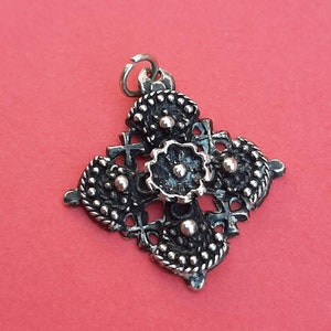 Vintage religiöser floraler versilberter Jerusalem-Kreuz-Anhänger-Anhänger, Vintage-Jerusalem-Kreuz, Jerusalem-Souvenir mit Blumenmitte