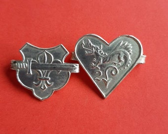 Distintivi francesi vintage in alluminio argentato, cuore con distintivi Fleur de Lis, spada e scudo con drago e insegne numero 2, francesi vintage