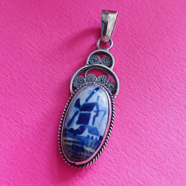 argent filigrane hollandais vintage poinçonné et charme bleu de Delft, charme en porcelaine avec moulin hollandais de Hollande, vieux charme pendentif Hollande