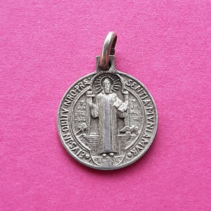 pendentif plaqué argent religieux catholique vintage de Saint Benoît, Saint Benoit, Saint Benedictus, pendentif médaille Saint Benoît