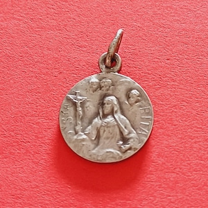 Pendentif médaille vintage religieux catholique français plaqué argent de Sainte Rita, breloque Sainte Rita, Priez pour nous, pendentif médaille signé Karo