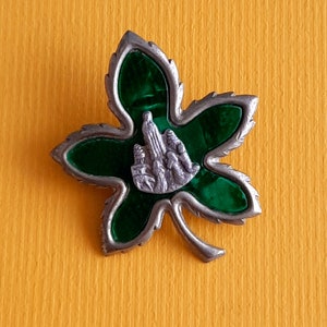 Vintage religioso católico banhado em prata com broche de folha de bordo verde do milagre Nossa Senhora de Fátima Portugal, antigo broche de Nossa Senhora Fátima