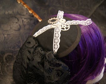 Fancy Fascinator in Schwarz und Weiß