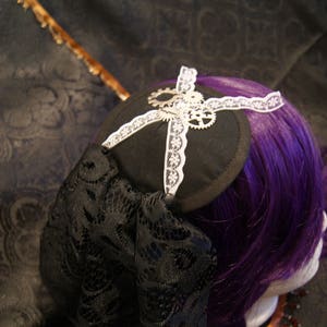 Fancy Fascinator in Schwarz und Weiß