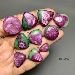 Pode incluir: Dez pedras preciosas de rubi em zoisite numeradas de um a dez, com padrões de cores magenta vibrante e verde profundo. As pedras têm várias formas, incluindo redondas, triangulares e em gota, com tamanhos de 22-15mm conforme indicado.
