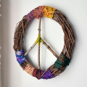 Peace Sign Wreath All Season Front Door Decor for Porch Protest Sign Hippie Wall Hanging Boho Natural Grapevine Wreath Peace Symbol Activism