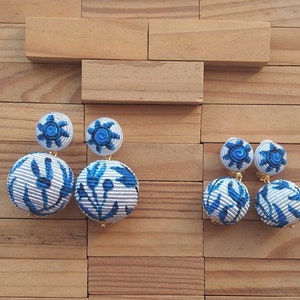 chinoiserie 2 tweekleurige bonbons clip-oorbellen, steker 2 bollen witblauw Les Bonbons, met bal gewikkeld zijden koord, handgemaakt