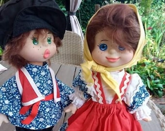 Paar alte russische Vinylpuppen Jungen & Mädchen in original traditionellen Kostümen aus den 1970er Jahren