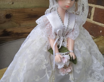 Piękna winylowa lalka panny młodej/suknia ślubna/welon/karmelka ślubna/lata 90.