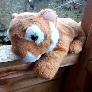 Lovely plush tiger /laying /gc/1980s