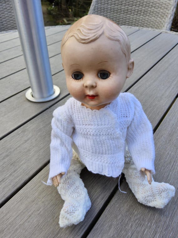 Poupée Anglaise Rosebud 32cm – Plastique Dur, Yeux Dormeurs – Vintage 1950's