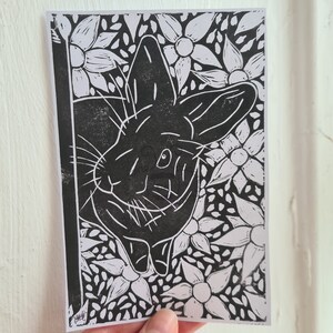 Impression Lino lapin, impression lapin curieux, impression lapin, art lapin, art lapin mignon, art lapin, art lapin mignon, impression lapin image 3