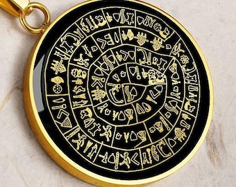 Peut inclure: Un collier en chaîne dorée avec un pendentif rond sur fond noir et inscription dorée. Le pendentif a un design circulaire avec un motif en spirale et des symboles.