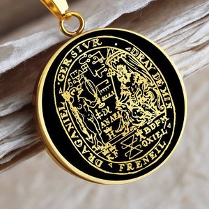 Peut inclure: Collier en chaîne dorée avec un pendentif rond noir orné d'une image gravée en or d'un sceau historique avec le texte "DRAY DE MIN - GERSIVR - DRAGANIEL - FRENEIL - OXIL - BDDPA - ANAD - H - S - F - E - S - B - A - G - 4"