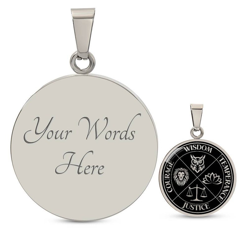 Op de afbeelding: Zilveren ketting met hanger, bestaande uit een ronde, lege schijf met de tekst "Your Words Here" en een kleinere ronde schijf met een zwarte achtergrond en zilveren symbolen die wijsheid, moed, rechtvaardigheid en matigheid voorstellen.