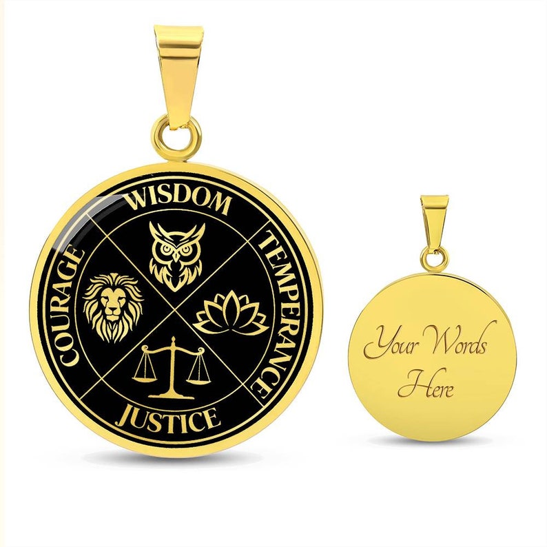 Op de afbeelding: Gouden ketting met een ronde zwarte en gouden hanger met de woorden "Wijsheid", "Matigheid", "Moed" en "Rechtvaardigheid" met symbolen van een uil, een lotusbloem, een leeuw en een weegschaal. De achterkant van de hanger is effen goud met de woorden "Uw woorden hier".