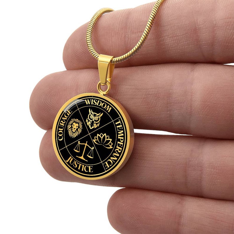 Op de afbeelding: Gouden ketting met een ronde hanger met vier deugden: moed, wijsheid, matigheid en rechtvaardigheid. De hanger is zwart met gouden letters en symbolen.
