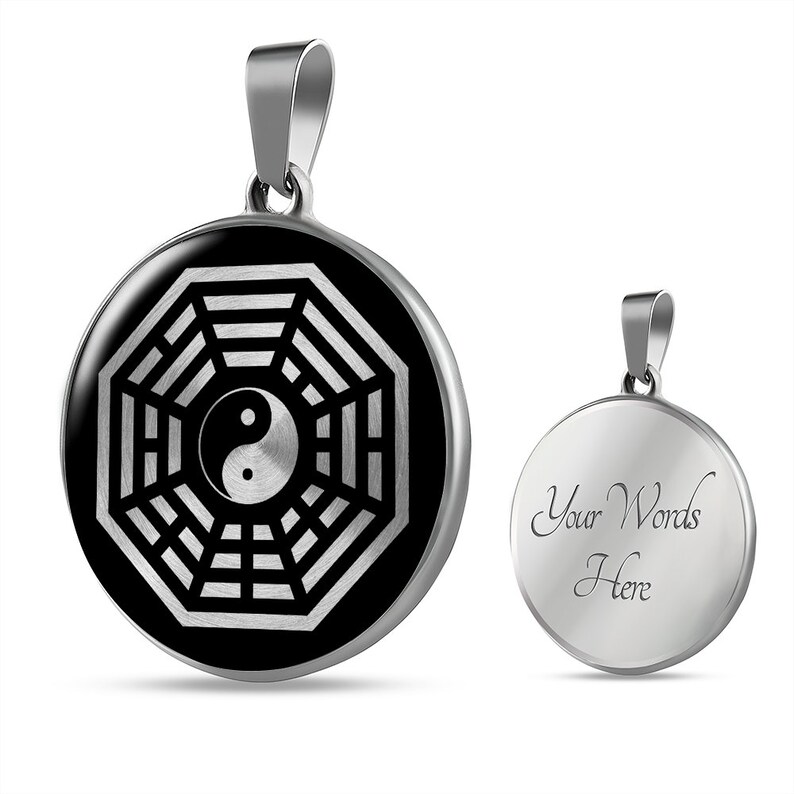 Puede incluir: Un collar con un colgante de plata con un s&iacute;mbolo yin yang blanco y negro dentro de una estrella de ocho puntas plateada. La parte posterior del colgante est&aacute; en blanco y se puede grabar con texto. "Your Words Here" est&aacute; grabado en la parte posterior del colgante.