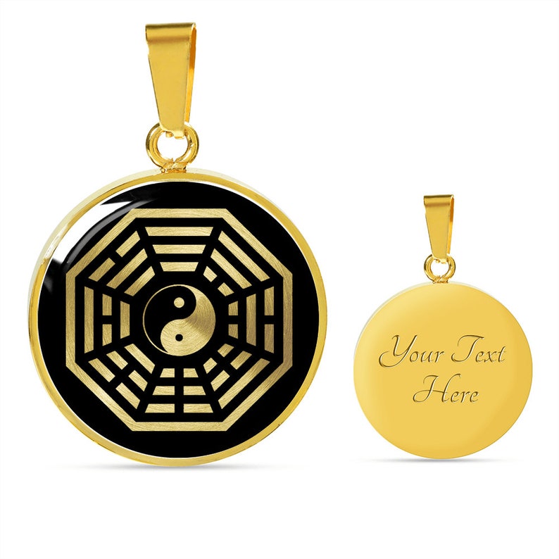 Puede incluir: Collar con colgante dorado sobre fondo negro que presenta un s&iacute;mbolo yin yang dorado dentro de un s&iacute;mbolo de ocho trigramas dorado. La parte posterior del colgante es de oro liso con el texto "Your Text Here".