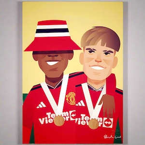 Könnte beinhalten: Zwei Comicfiguren tragen rot-weiße Fußballtrikots mit weißen Medaillen um den Hals. Die Figur links trägt einen roten und schwarzen Eimerhut. Die Figur rechts hat braunes Haar. Die Trikots haben das Adidas-Logo und das Wappen von Manchester United. Die Medaillen sagen "Team Viewer".