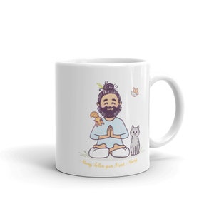 Puede incluir: Taza de cer&aacute;mica blanca con una ilustraci&oacute;n de dibujos animados de un hombre meditando con una ardilla y un gato. El texto "Always follow your heart - Always" est&aacute; impreso en la parte inferior de la taza.