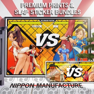 Könnte beinhalten: Zwei farbenfrohe Poster mit Charakteren aus dem Videospiel Street Fighter. Die Poster sind in Schwarz gerahmt und haben einen gelben Hintergrund mit schwarzen und weißen Gitterlinien. Der Text "MILLIONAIRE FIGHTING" und "VS" ist auf den Postern gedruckt. Die Poster befinden sich auf einer weißen Oberfläche mit einem rot-weiß gestreiften Hintergrund.