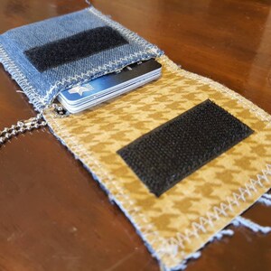 Cartera para tarjetas de crédito de mezclilla con bordes sin rematar ~ Cartera de mezclilla reciclada ~ Cartera con llavero ~ Cartera de mezclilla pequeña ~ Cartera unisex
