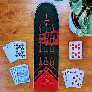 Planche de ski cribbage unique, livrée avec 9 piquets en métal et un jeu de cartes.