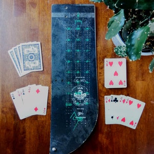 Planche de cribbage Prior, livrée avec 9 chevilles en métal et un jeu de cartes.