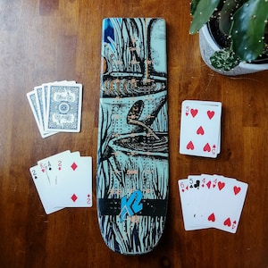 Planche de ski cribbage unique, livrée avec 9 piquets en métal et un jeu de cartes.