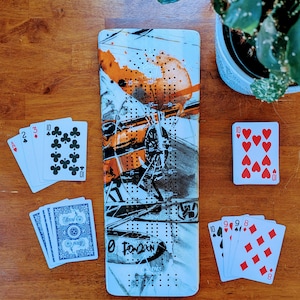 Planche de ski cribbage unique, livrée avec 9 piquets en métal et un jeu de cartes.