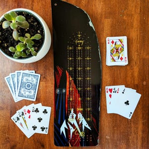 Planche de cribbage Prior, livrée avec 9 chevilles en métal et un jeu de cartes.