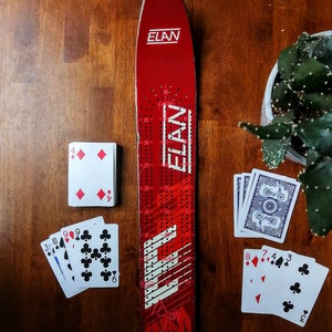 Planche de ski cribbage unique, livrée avec 9 piquets en métal et un jeu de cartes.