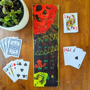 Planche de ski cribbage unique, livrée avec 9 piquets en métal et un jeu de cartes.