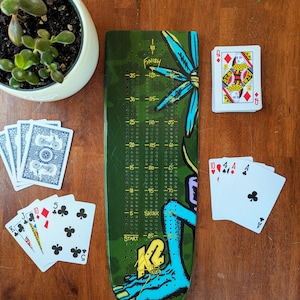 Planche de ski cribbage unique, livrée avec 9 piquets en métal et un jeu de cartes.